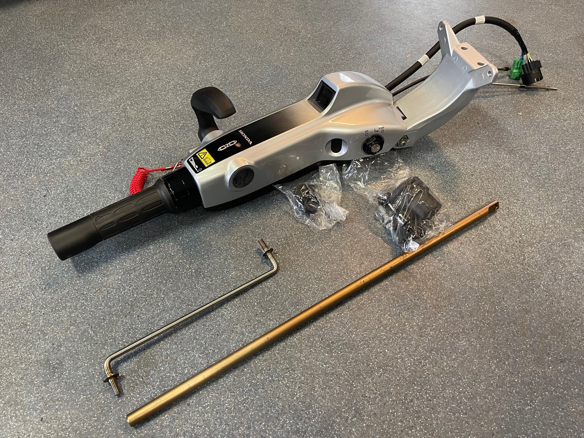 Honda 40 HP long shaft BF40 LRTZ (including tiller handle steering and Honda 40 HP long shaft BF40 LRTZ (including tiller handle steering and